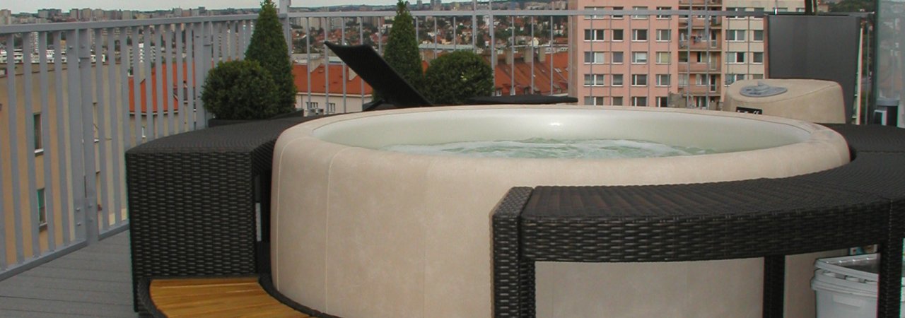 Stylový vířivý bazén na střeše sedmipodlažního dom