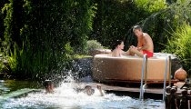 Vířivka Softub na terase u bazénu v příjemném letním dni